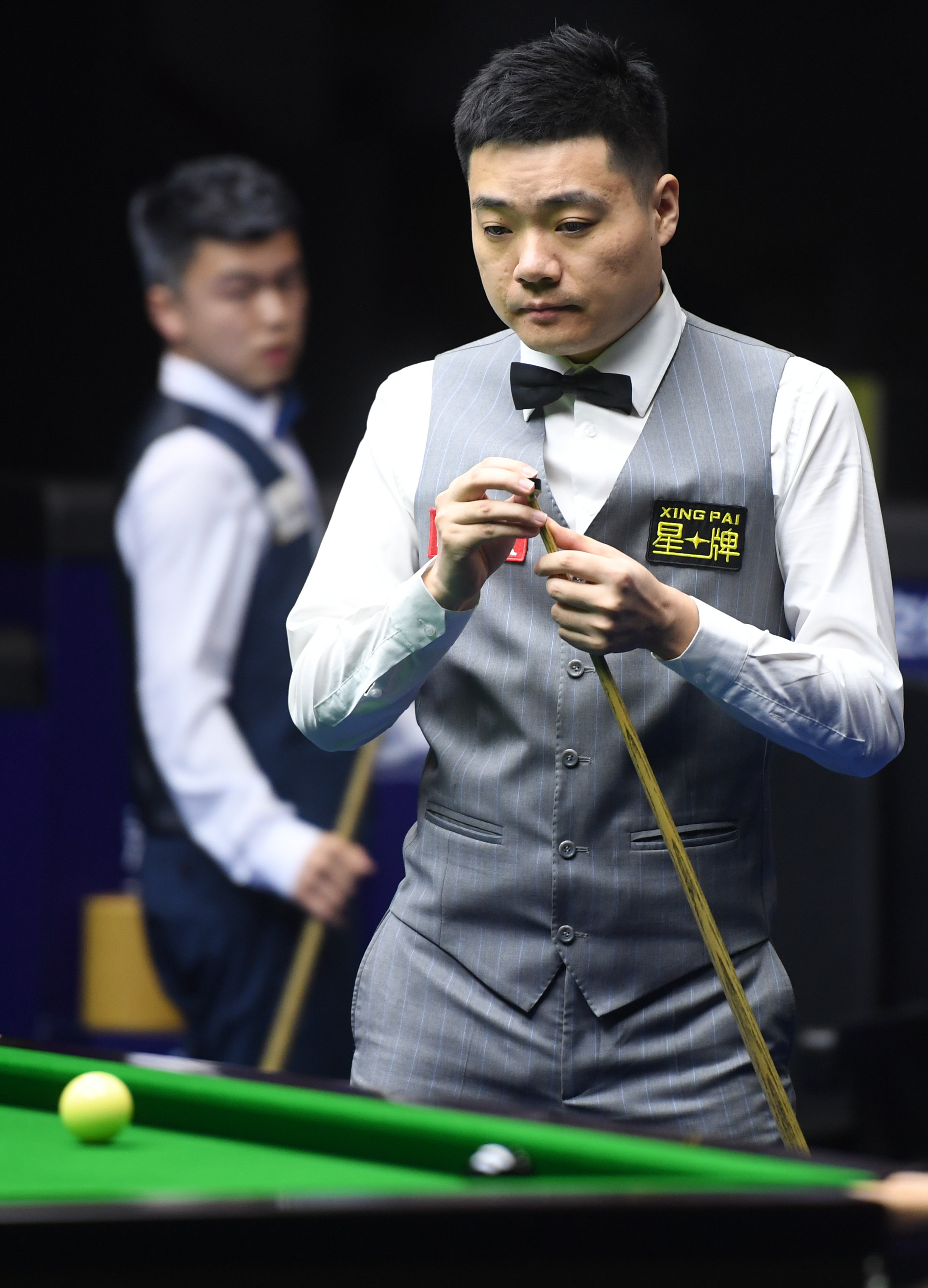 竞争激烈的 竞争激烈的